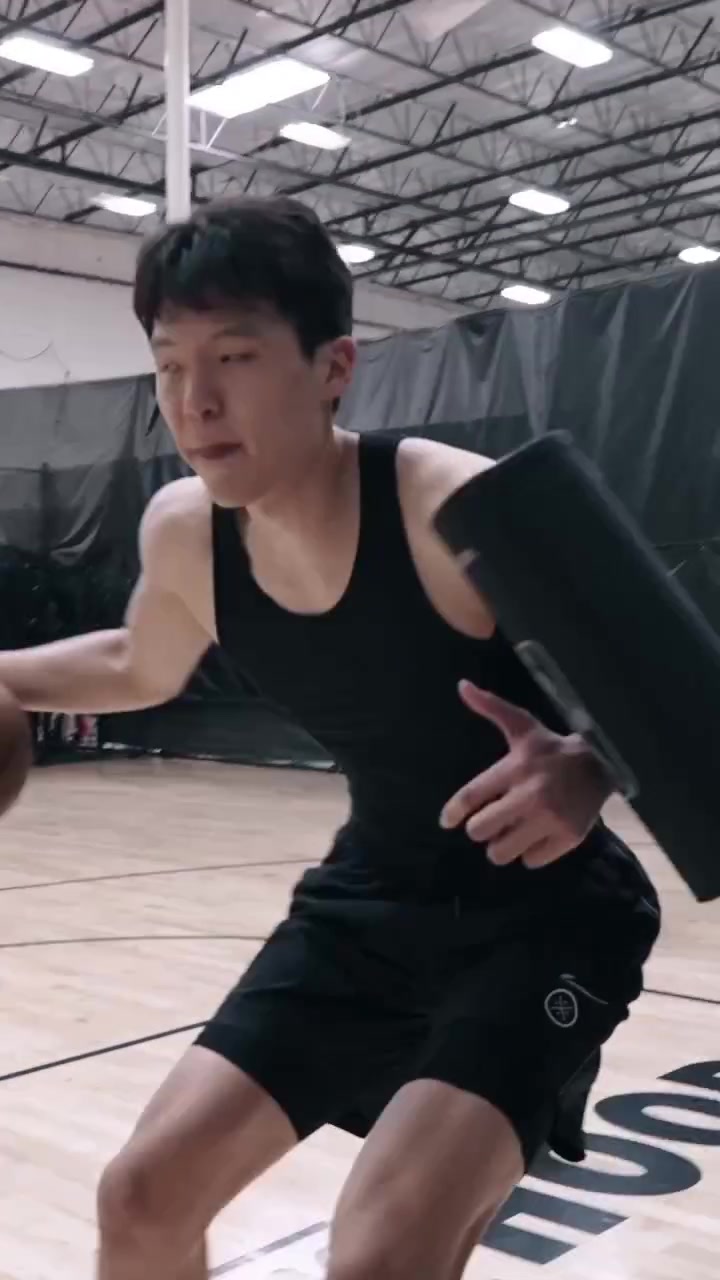 左右开弓！杨瀚森最新训练集锦：练习转身后勾手及扣篮终结